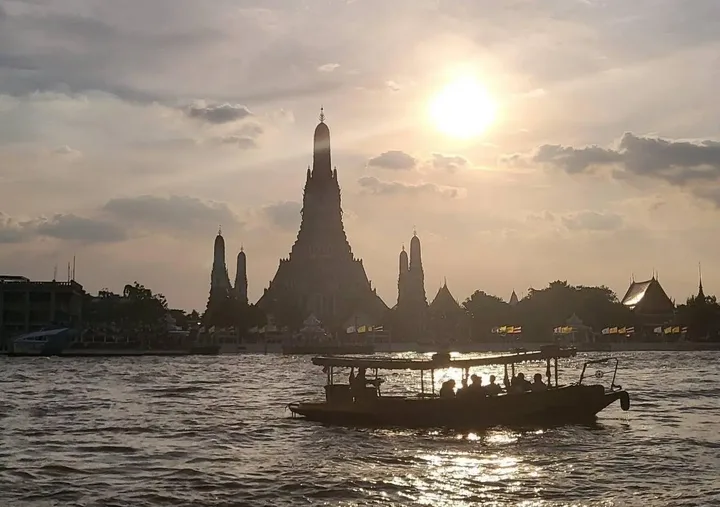 Bangkok Longtail Boat Canal Tour: Wat Arun & Big Buddha Views — photo 3