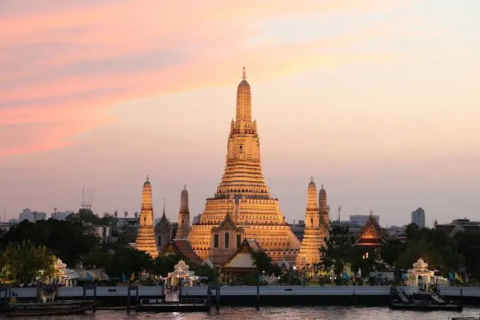 Wat Arun Ferry Crossing - Pass By