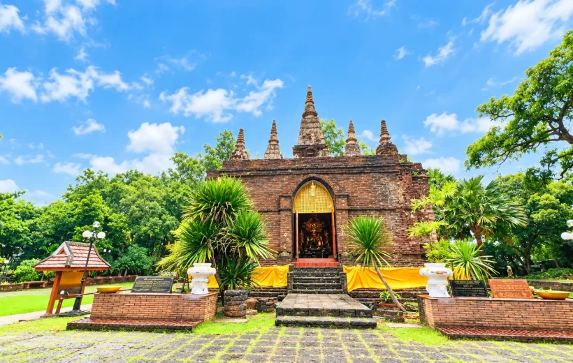 Chiang Mai Local Temple Tour by Red Truck: 3 Historic Temples