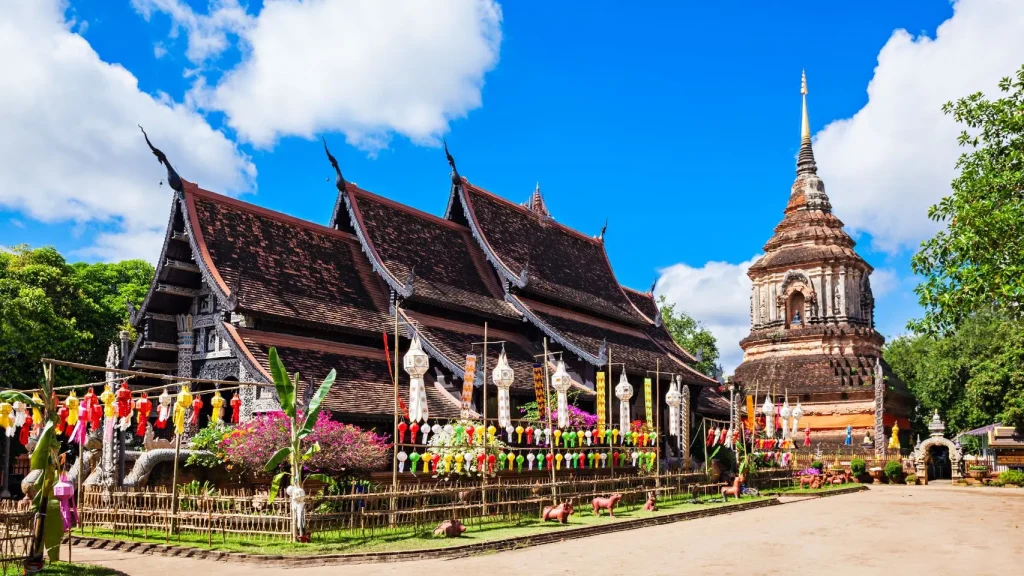 Chiang Mai: Love & Destiny Temple Walk with Local Guide