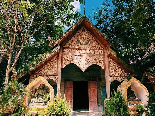 Wat Kanthaprueksa (Mae Kampong Temple)